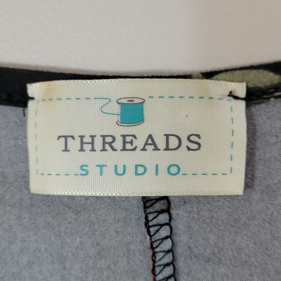 Threads Studio Black Floral Top L - Picture 6 of 7